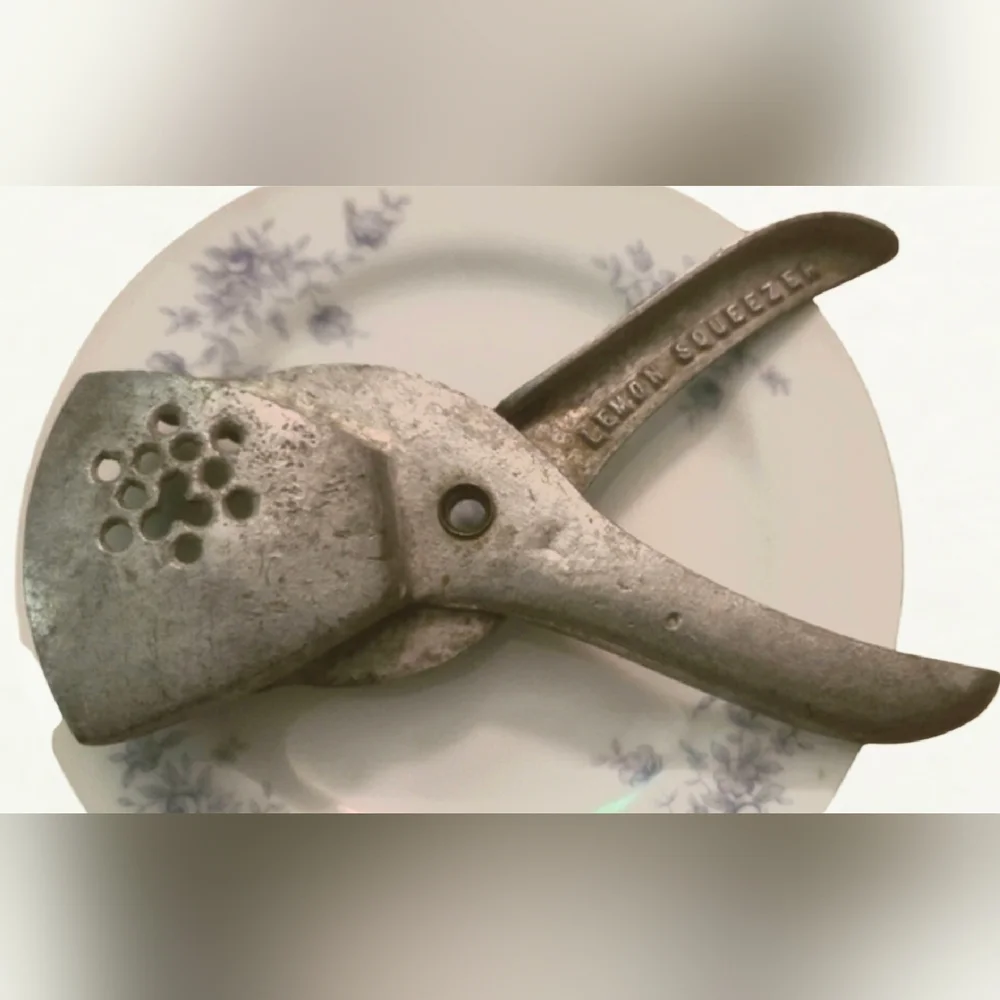 VINTAGE Lemon (or lime) Squeezer.